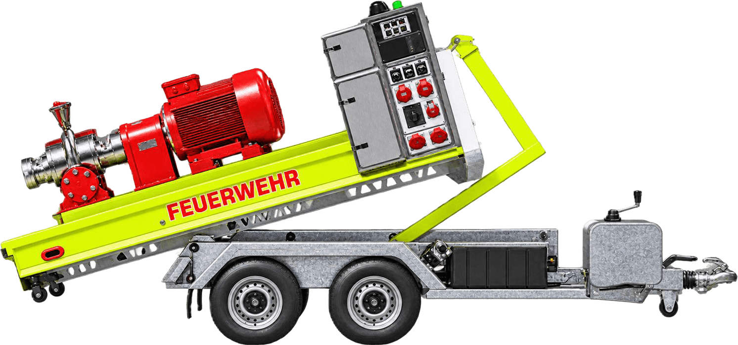 Das Quick-Swap-System in Bewegung: Das AKKUBOARD kippt vom Anhänger-Chassis mit Tandemachse, hier mit einer Feuerwehrpumpe auf der Ladefläche