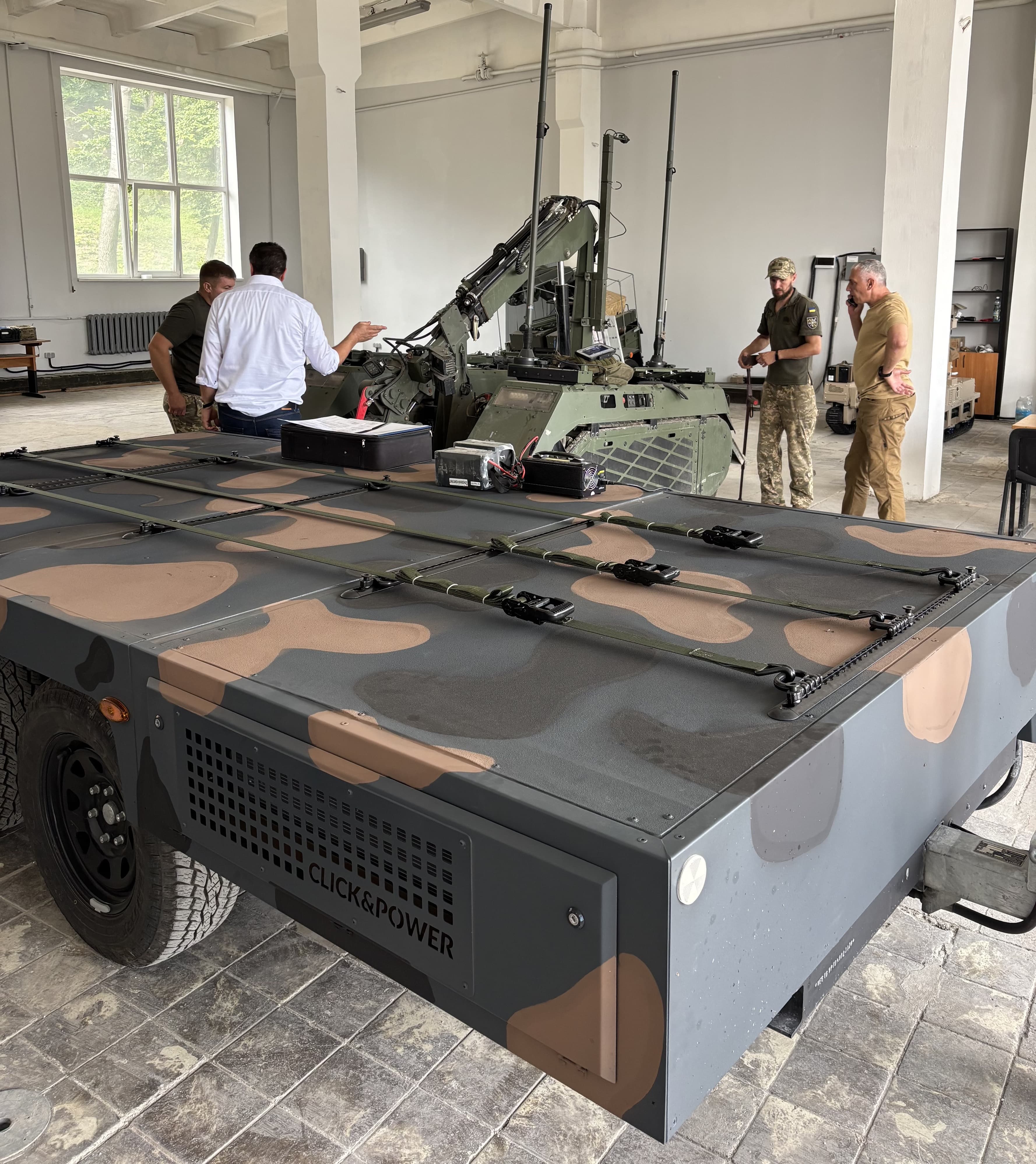 Akkutrailer charging UGVs and drones in the field.